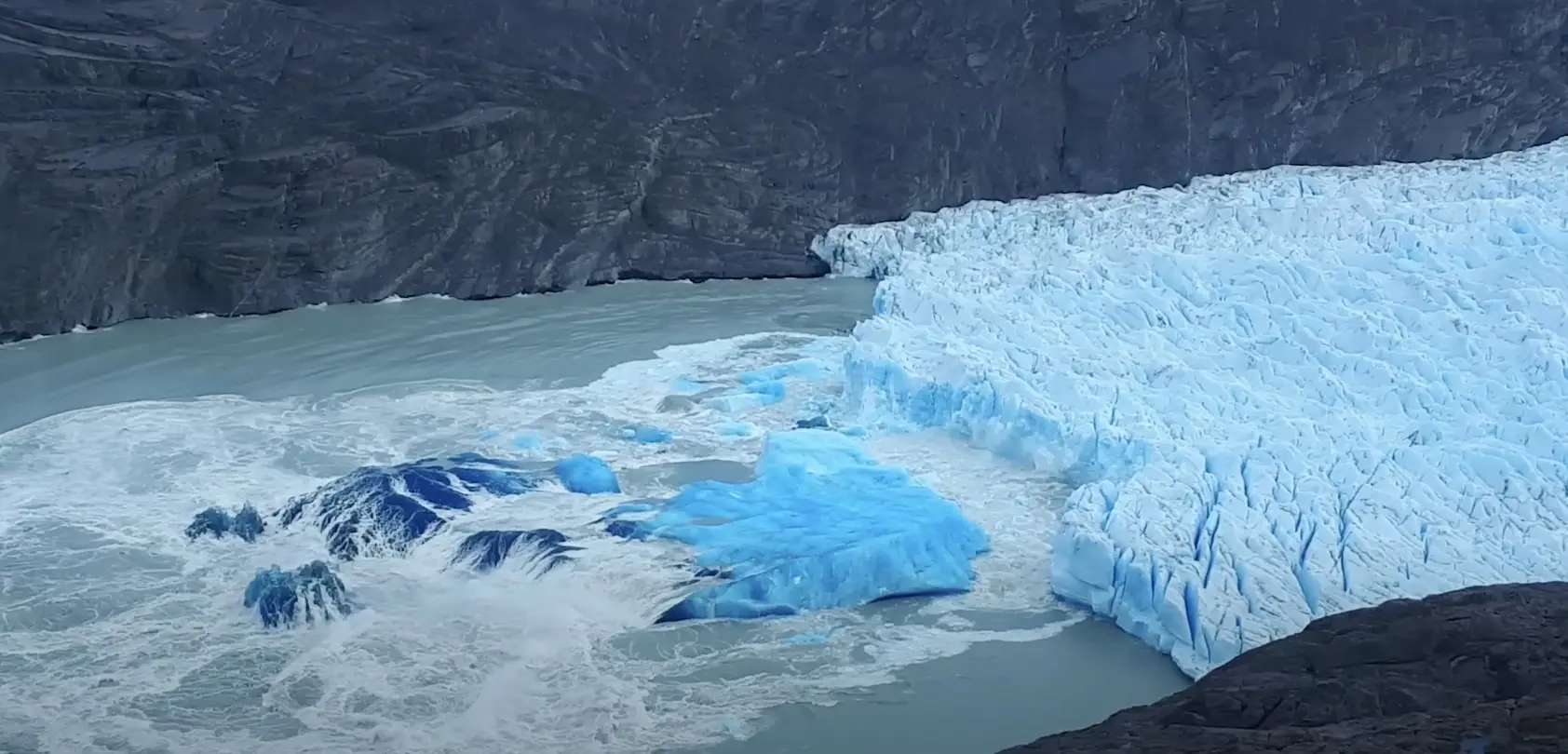 INCREDIBLE COLLAPSE TRIGGERED BY GLACIER CALVING